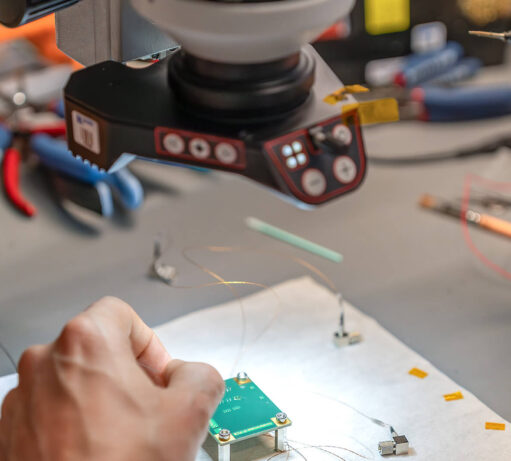 Werken als Technicus Electronica aan een PCB bij SRON