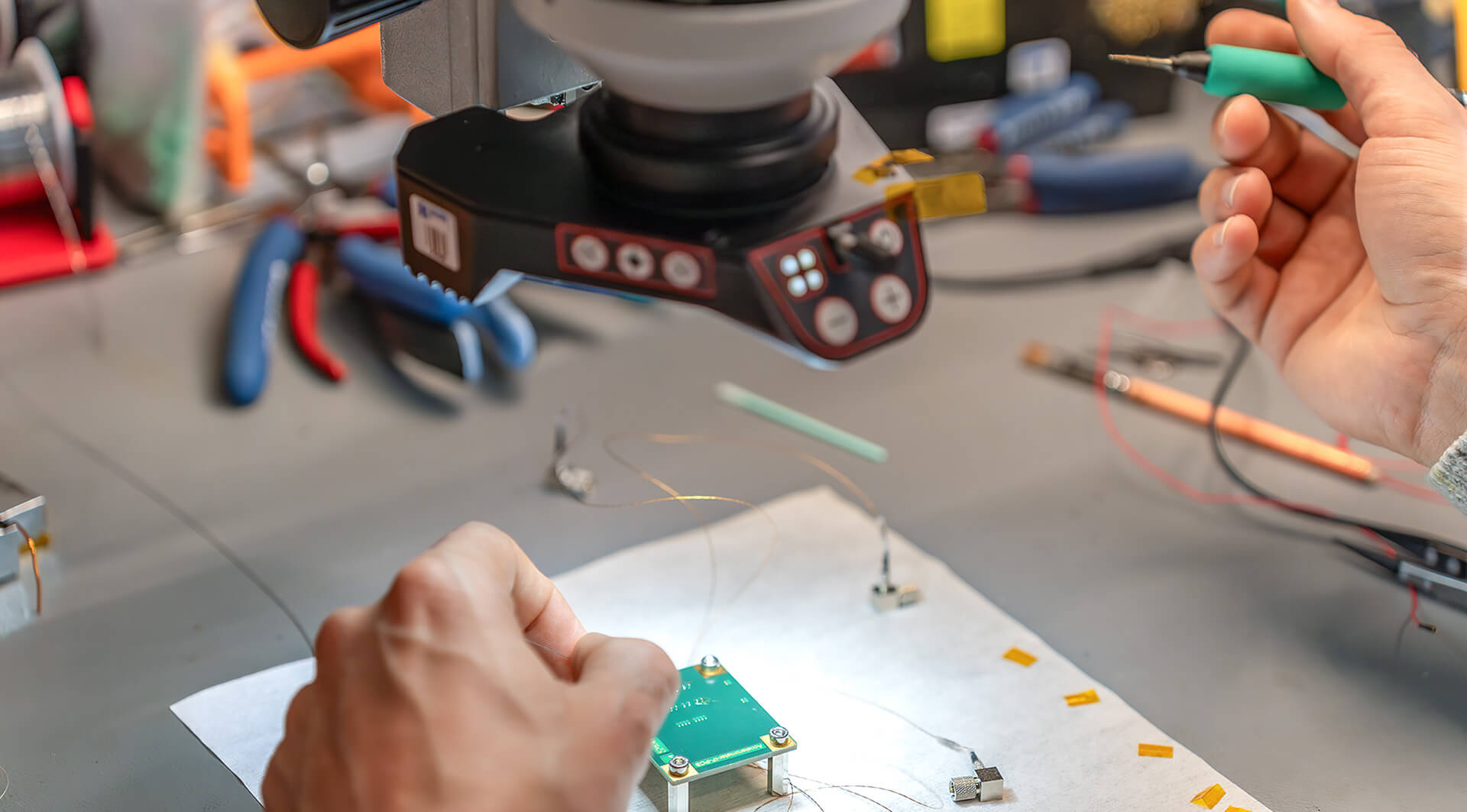 Werken als Technicus Electronica aan een PCB bij SRON