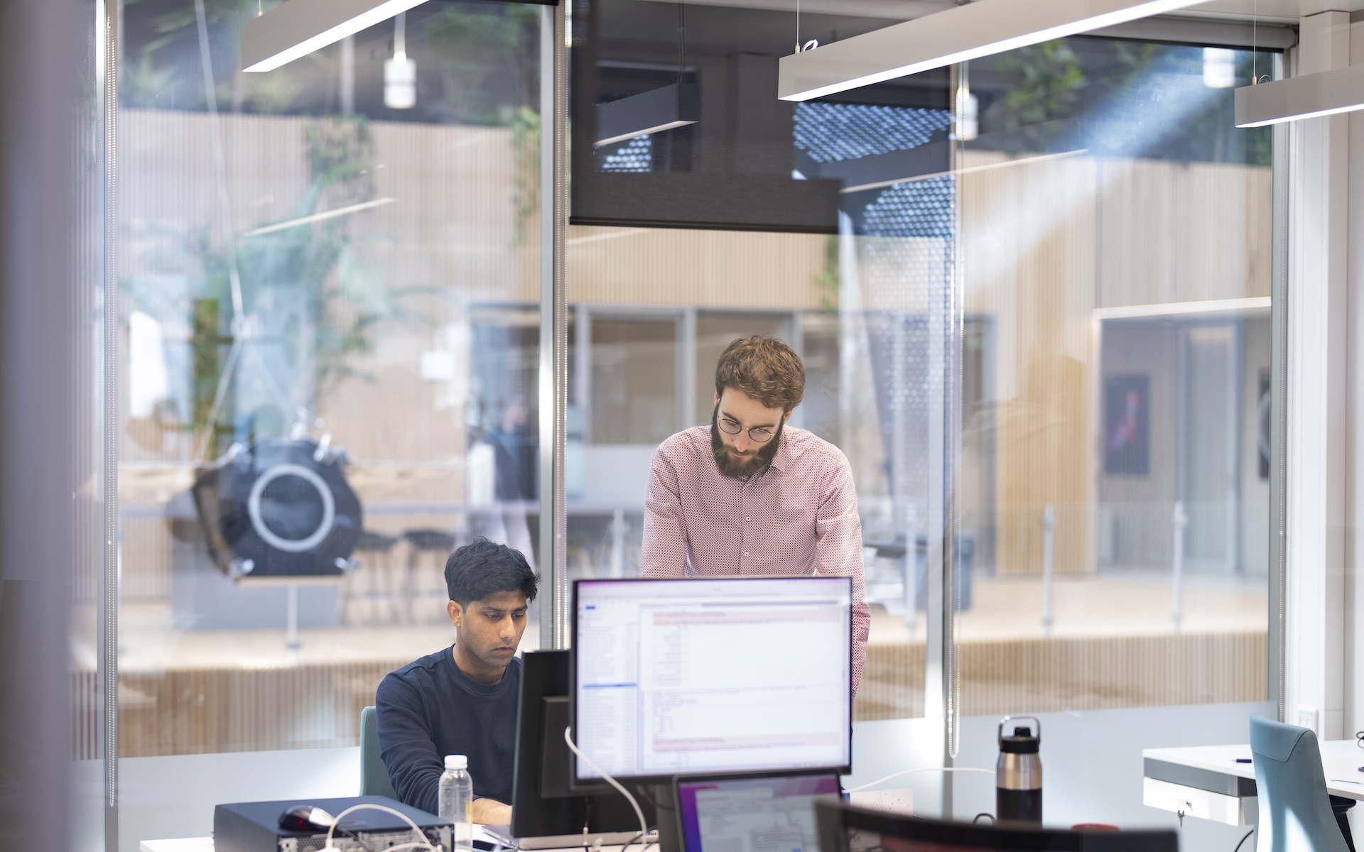 People working at SRON, illustrating a vacancy for a dataretrieval Level2 team CO CH4 scientist.